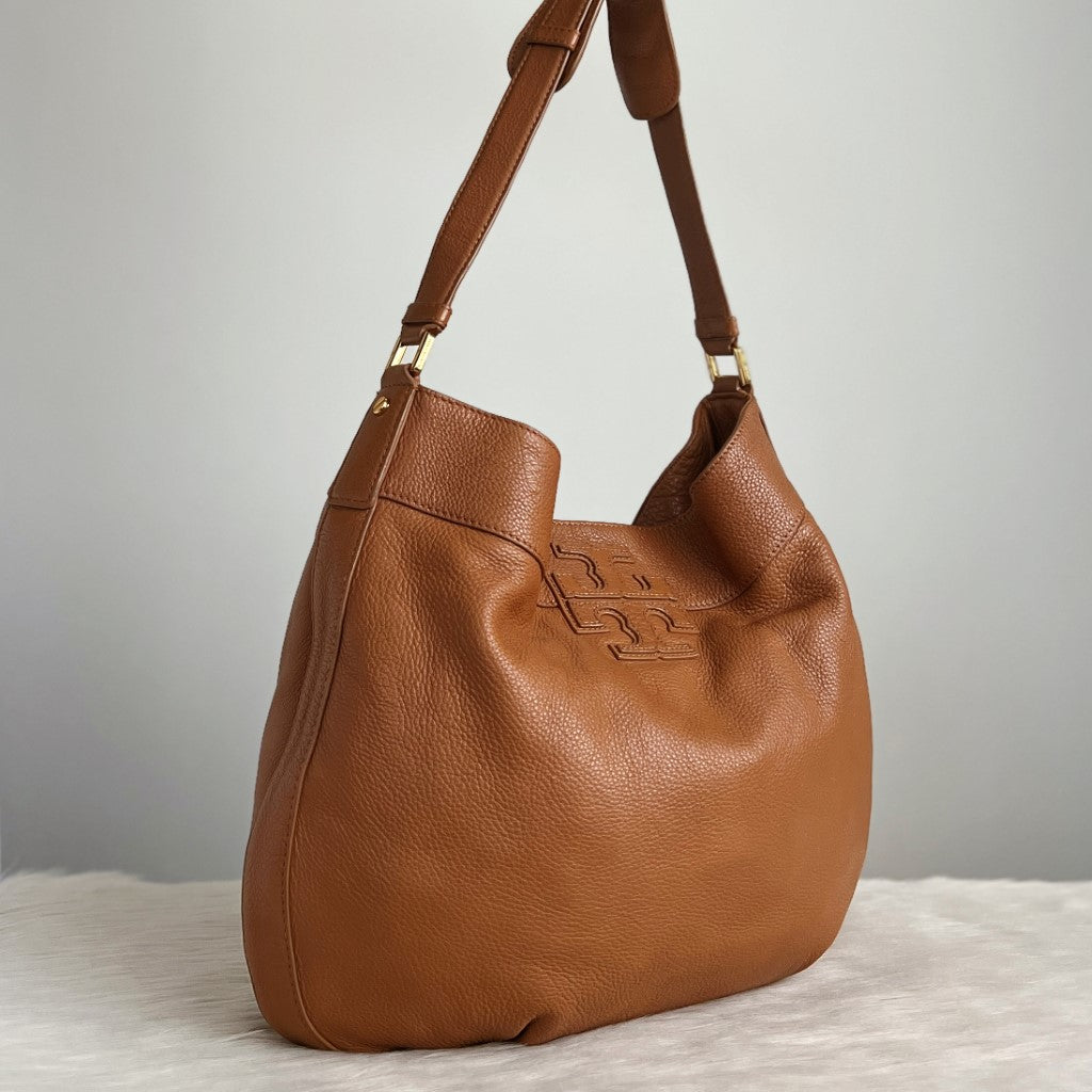 Tory Burch Caramel Leather Front Logo Slouchy Shoulder Bag Excellent