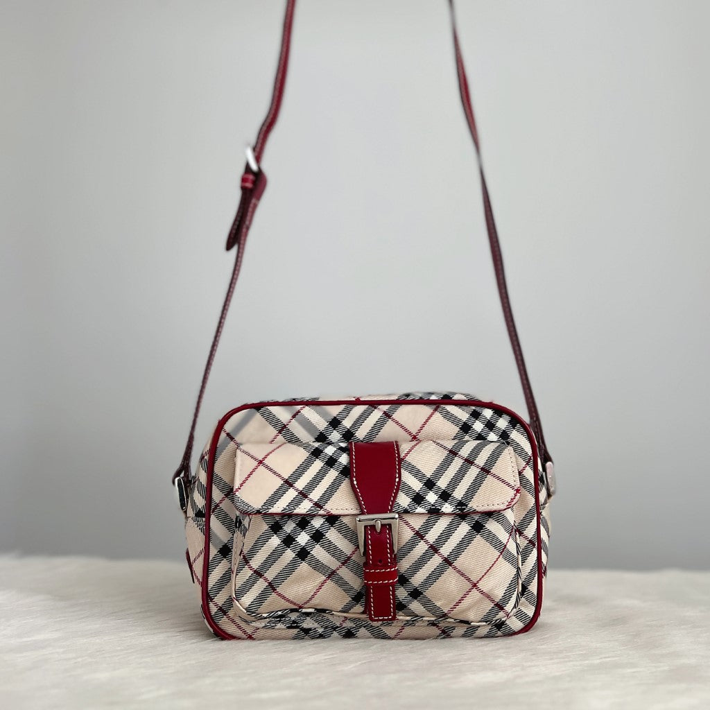 Burberry Signature Print Messenger Crossbody Shoulder Bag Excellent