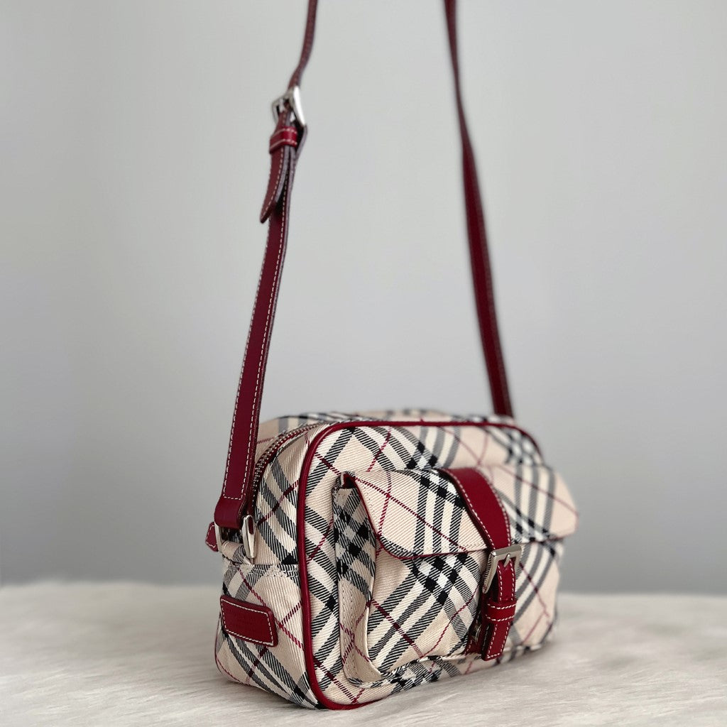 Burberry Signature Print Messenger Crossbody Shoulder Bag Excellent