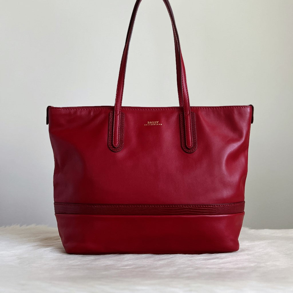 Bally Red Leather Front Logo Classic Shoulder Bag Excellent