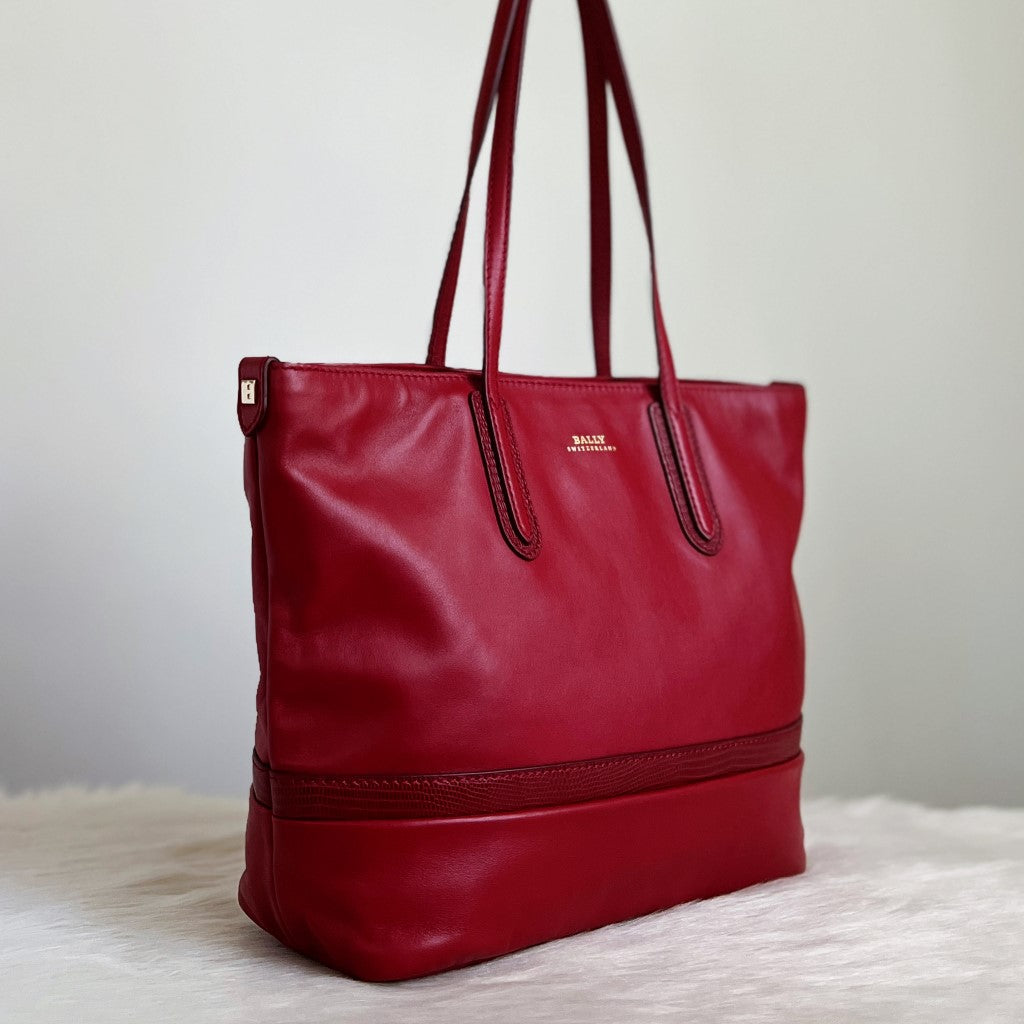 Bally Red Leather Front Logo Classic Shoulder Bag Excellent