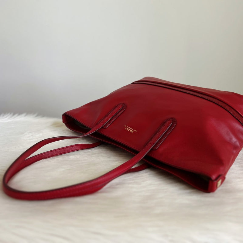 Bally Red Leather Front Logo Classic Shoulder Bag Excellent