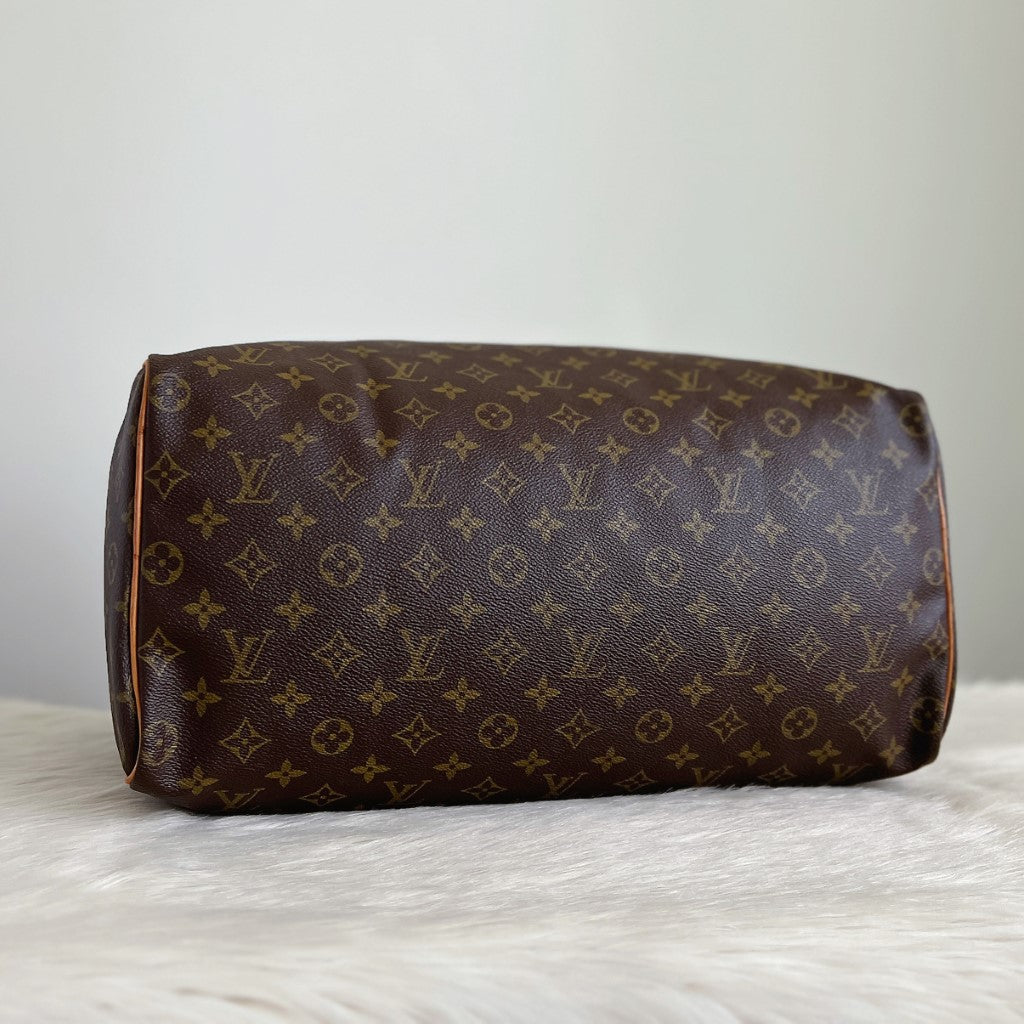 Louis Vuitton Signature Monogram Large Speedy 40 Bag