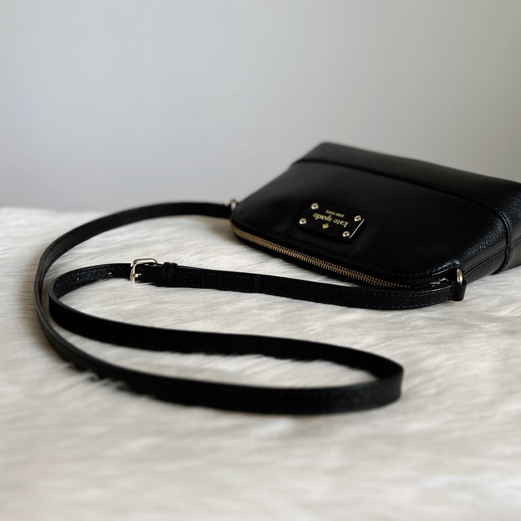 Kate Spade Black Leather Front Logo Crossbody Shoulder Bag Excellent