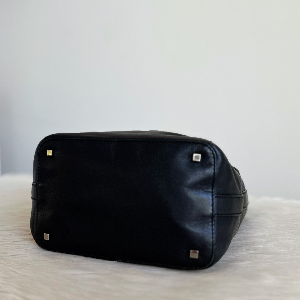 Gucci Classic Black Leather Front Zip Pocket Shoulder Bag