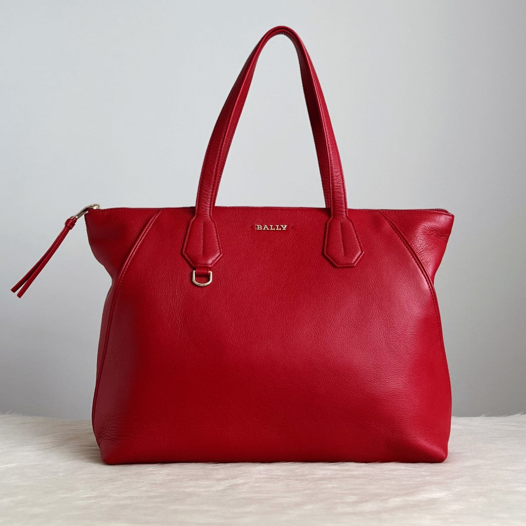 Bally Red Leather Front Logo Classic Shoulder Bag Excellent