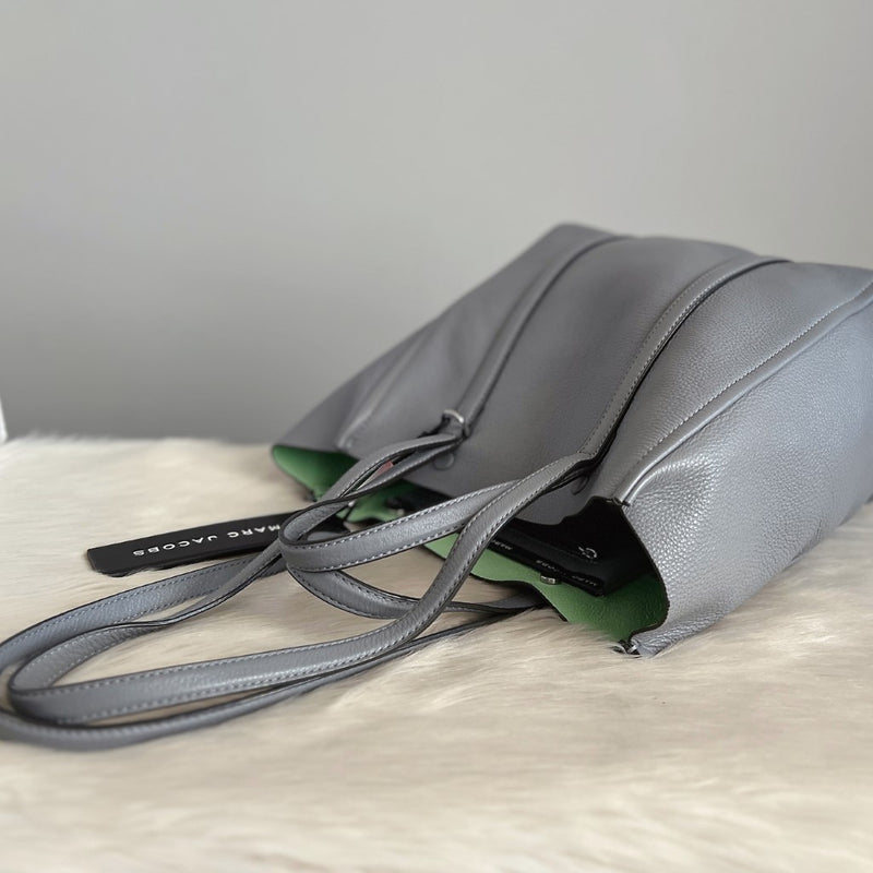 Marc Jacobs Grey Leather Oversized Charm Detail 2 Way Shoulder Bag Excellent