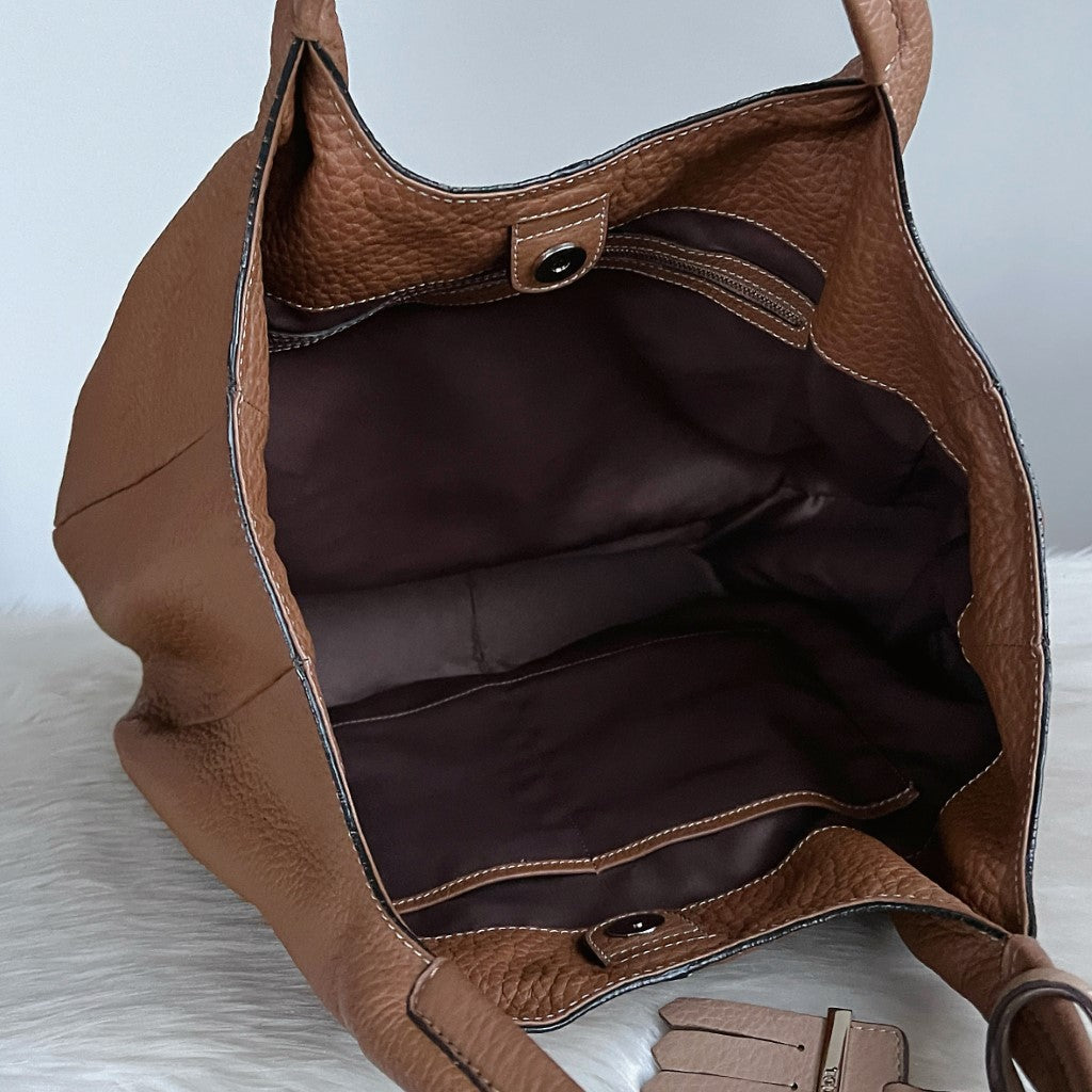 Tod's Caramel Leather Front Logo Large Shoulder Bag Excellent