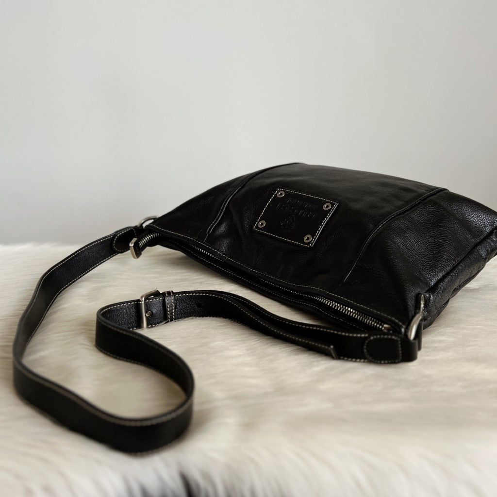 Gucci Black Leather Front Logo Messenger Unisex Crossbody Shoulder Bag Excellent