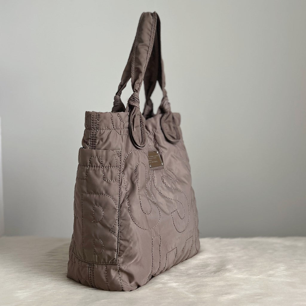 Marc Jacobs Taupe Quilted Nylon Carryall Shoulder Bag Excellent