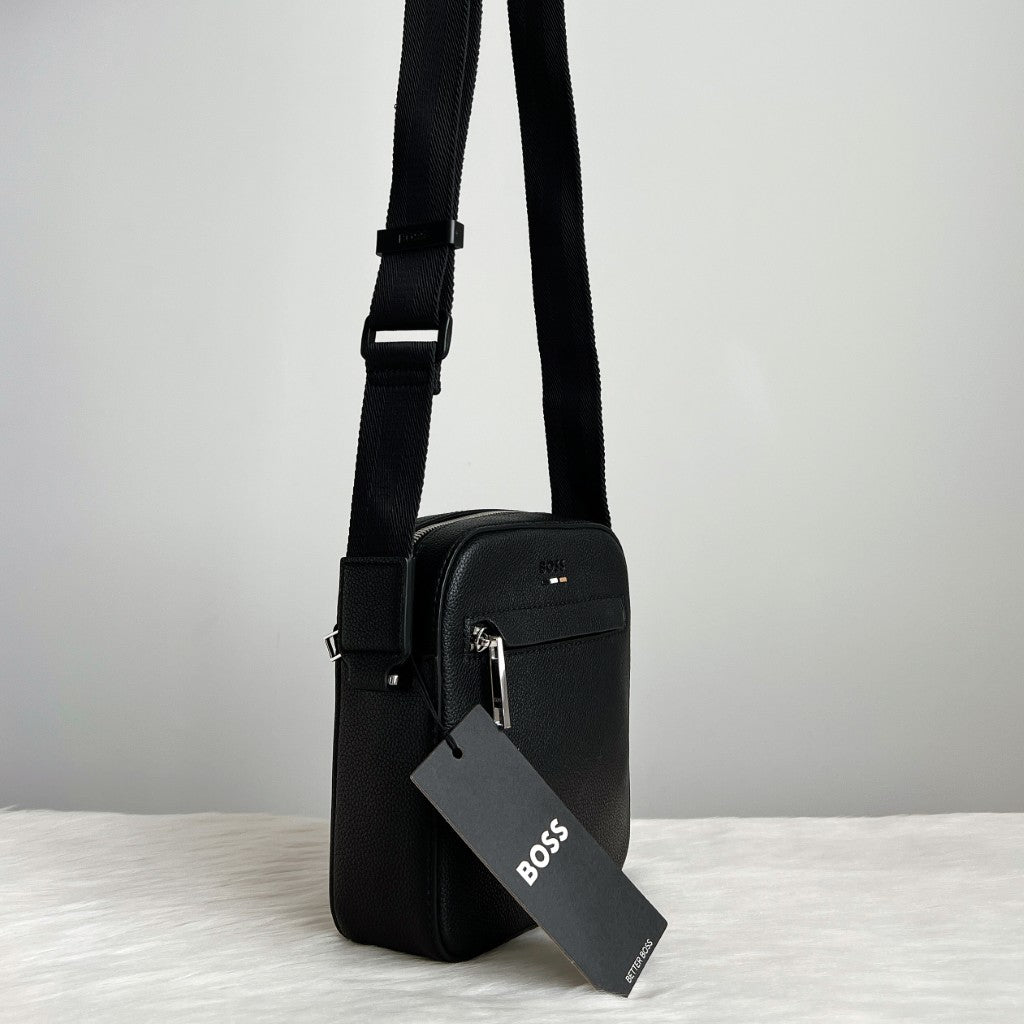 Hugo Boss Black Leather Front Zip Detail Unisex Crossbody Shoulder Bag New with Tags