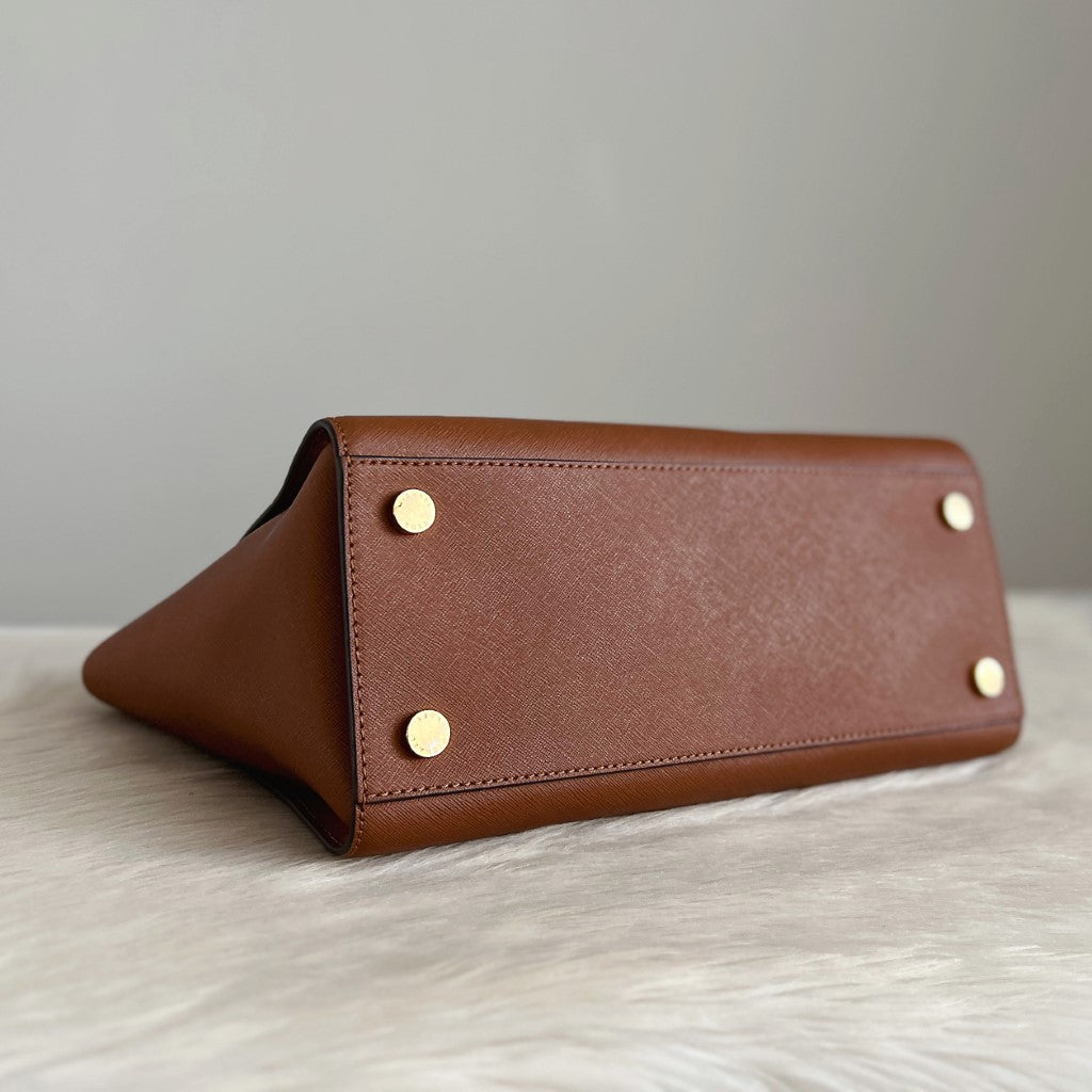 Michael Kors Caramel Leather Front Logo Career2 Way Shoulder Excellent