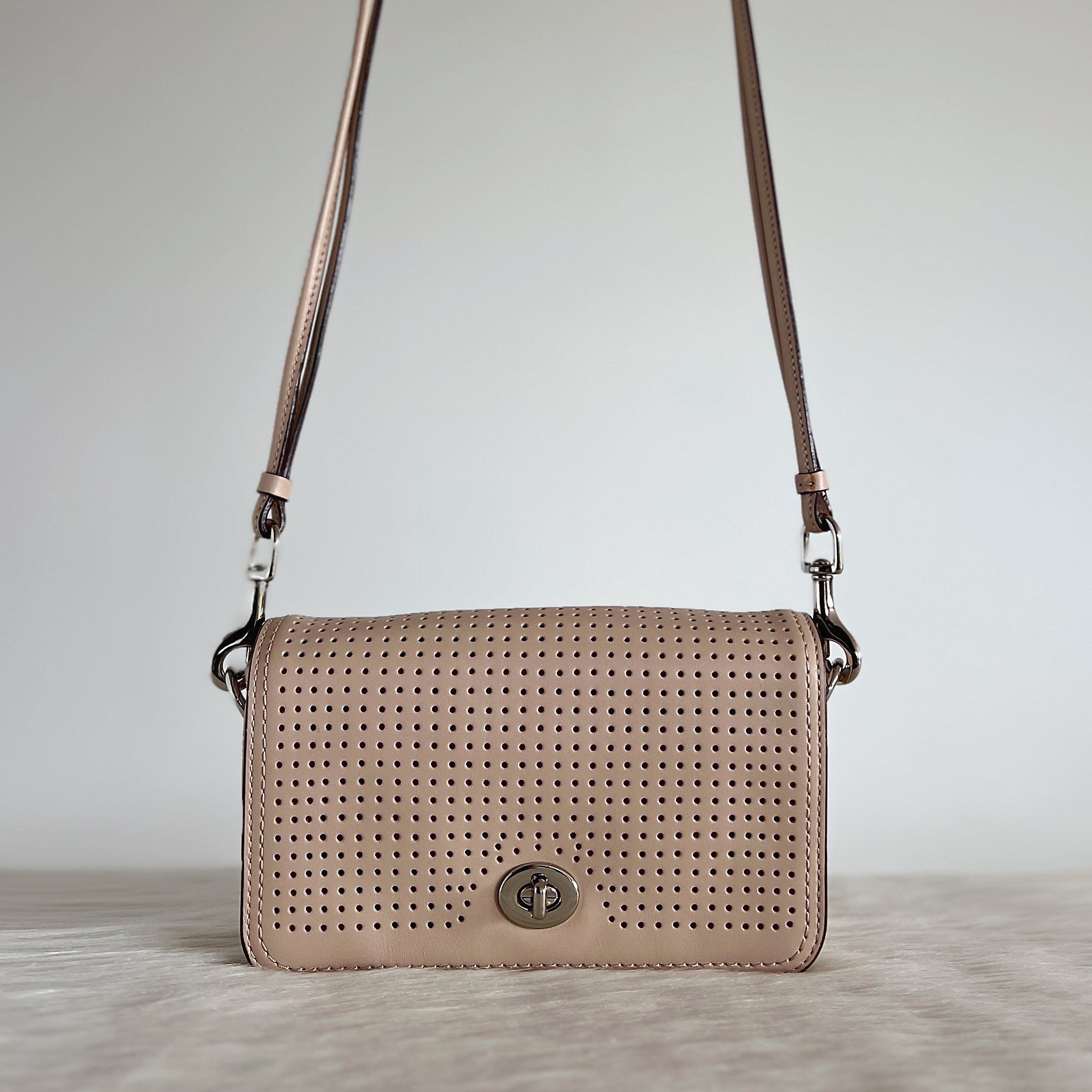 Coach Beige Leather Flap Turn Lock Crossbody Shoulder Bag Like New