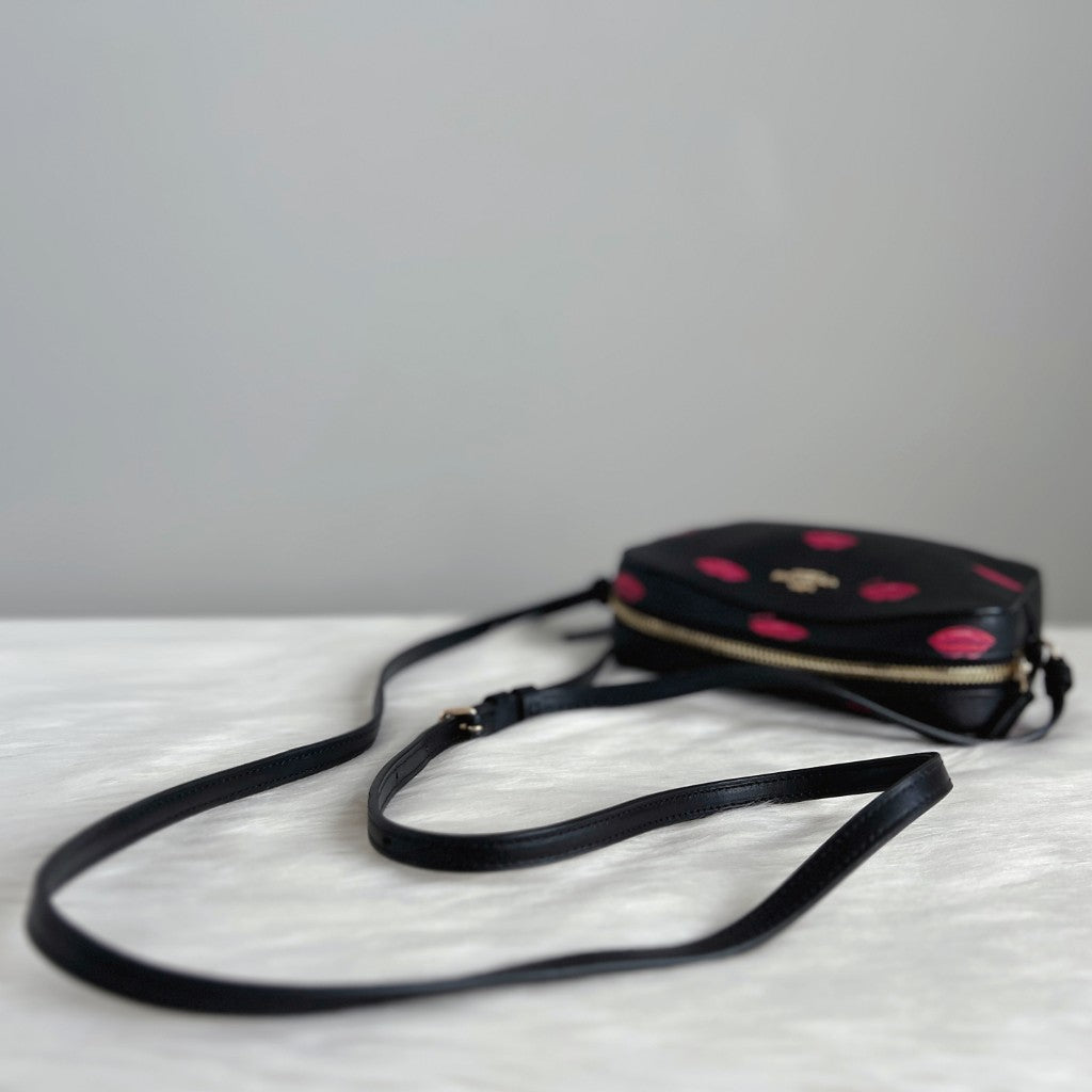 Coach Black Leather Lip Pattern Front Logo Small Crossbody Shoulder Bag Like New